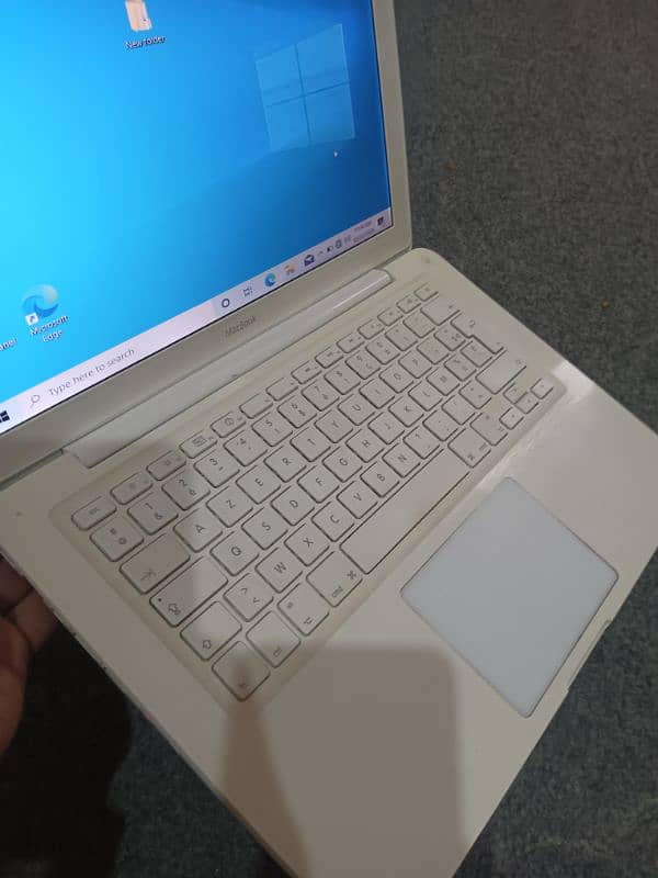 Apple MacBook,4Gb ram,320Gb hard,webcam, 2hrs betry time 5