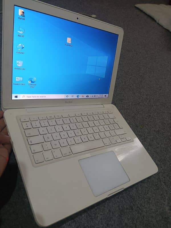 Apple MacBook,4Gb ram,320Gb hard,webcam, 2hrs betry time 7