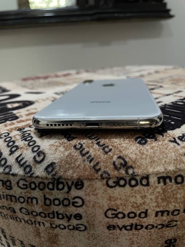 Iphone Xs max dual sim in 10/10 condition 0