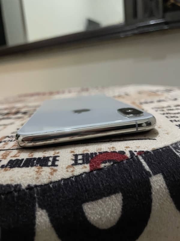 Iphone Xs max dual sim in 10/10 condition 2