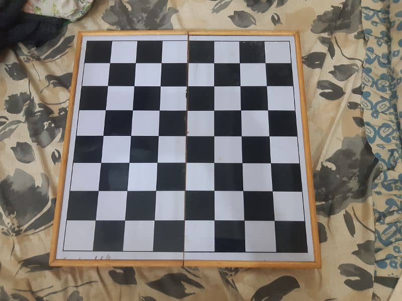 I want to sale my chessboard  . 0