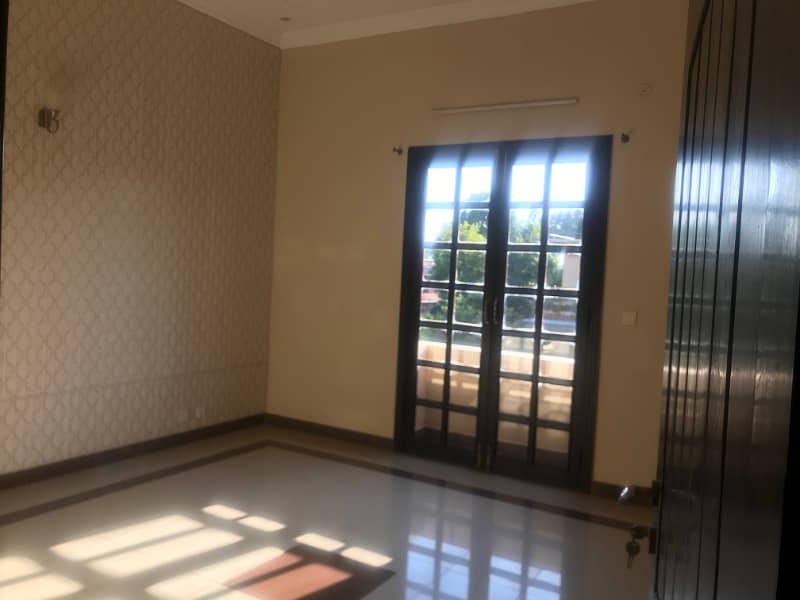 BEAUTIFUL / CORNER HOUSE AVAILABLE FOR RENT F-8/4 ISLAMABAD 10