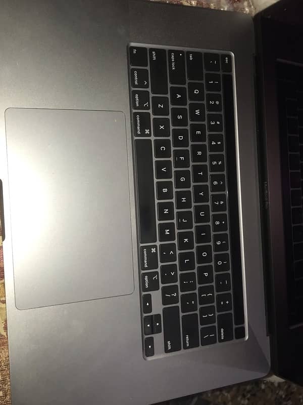 Apple MacBook pro 2019  - 15inch.  i. 9   {16gb 1tbssd} 8