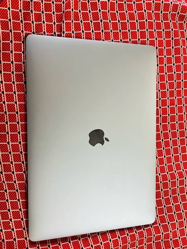 MacBooks Pro 2017 16/1tb hard 15inch spacy grey with touch bar 3