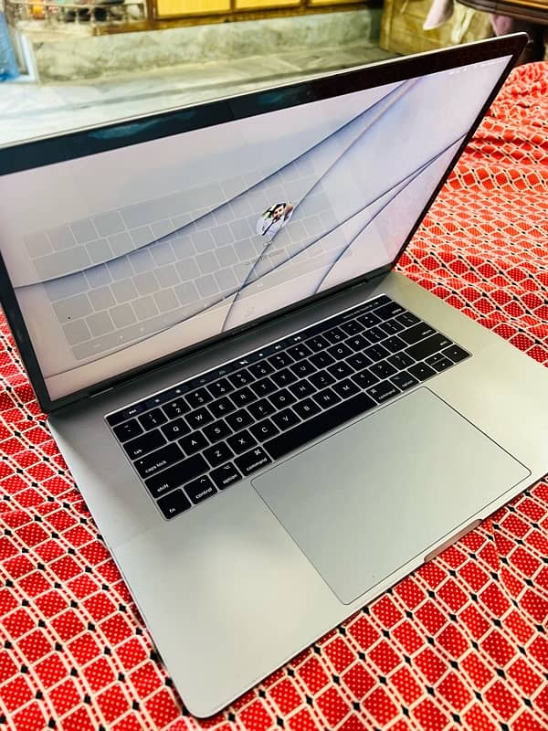 MacBooks Pro 2017 16/1tb hard 15inch spacy grey with touch bar 4