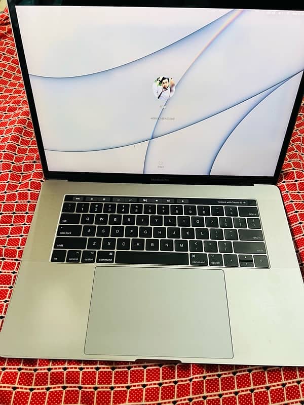 MacBooks Pro 2017 16/1tb hard 15inch spacy grey with touch bar 7