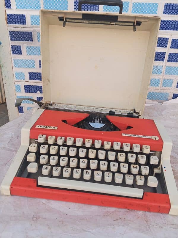 vintage typewriter Olympia 0