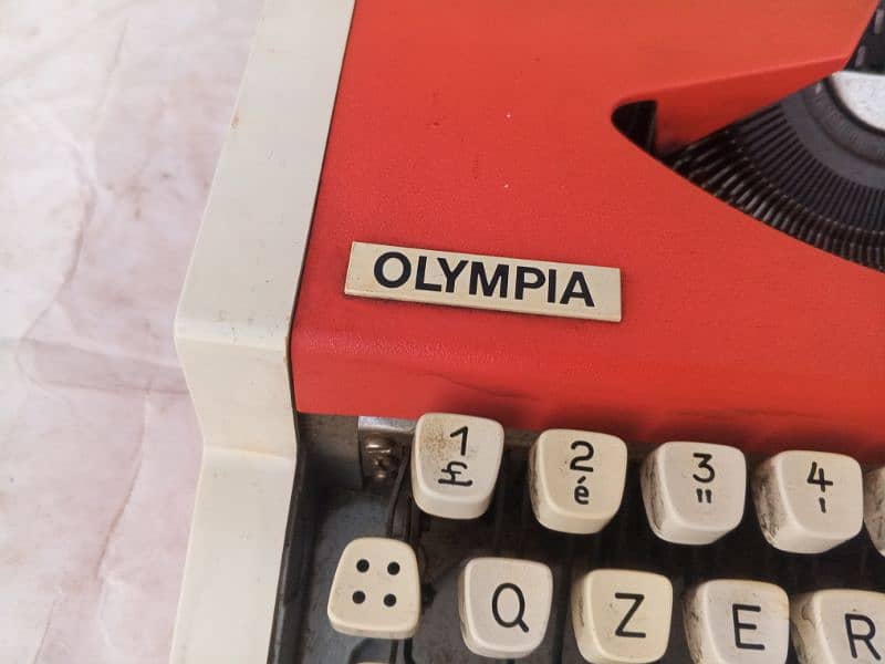 vintage typewriter Olympia 3