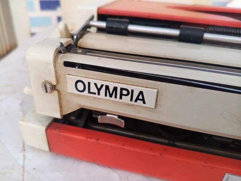 vintage typewriter Olympia 9