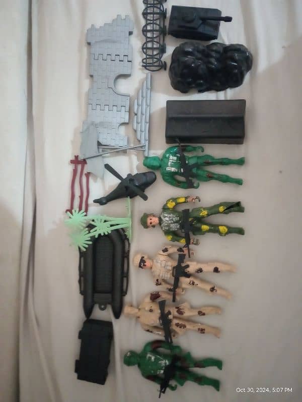 5 large size soldiers with guns and accessories 0