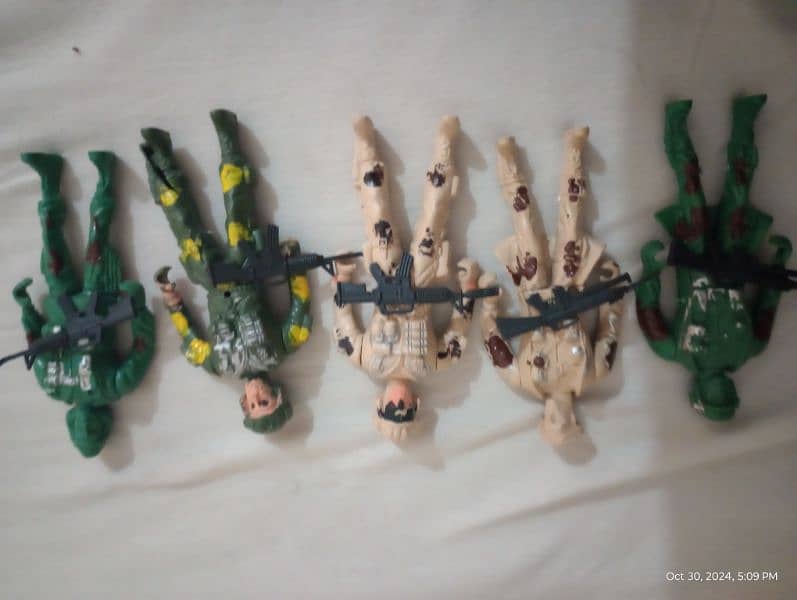 5 large size soldiers with guns and accessories 1