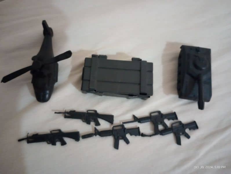 5 large size soldiers with guns and accessories 2