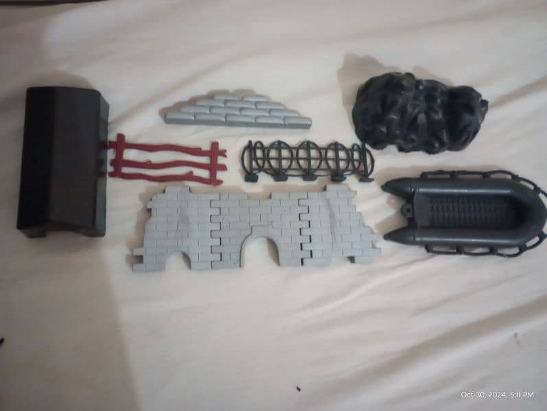 5 large size soldiers with guns and accessories 3