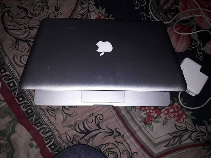 apple laptop 1