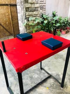 Arm wrestling table