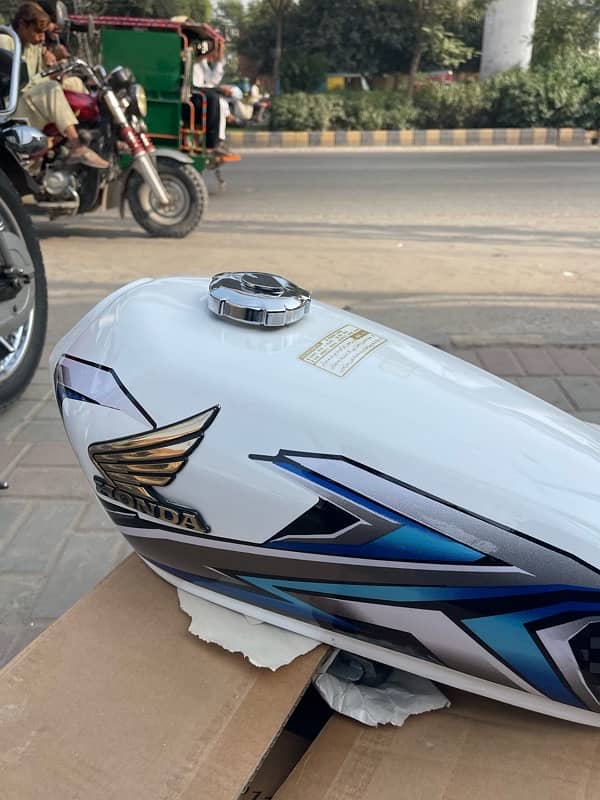 Honda 125 Model Sticker 2025 White Fuel Tanki & Tappay 1