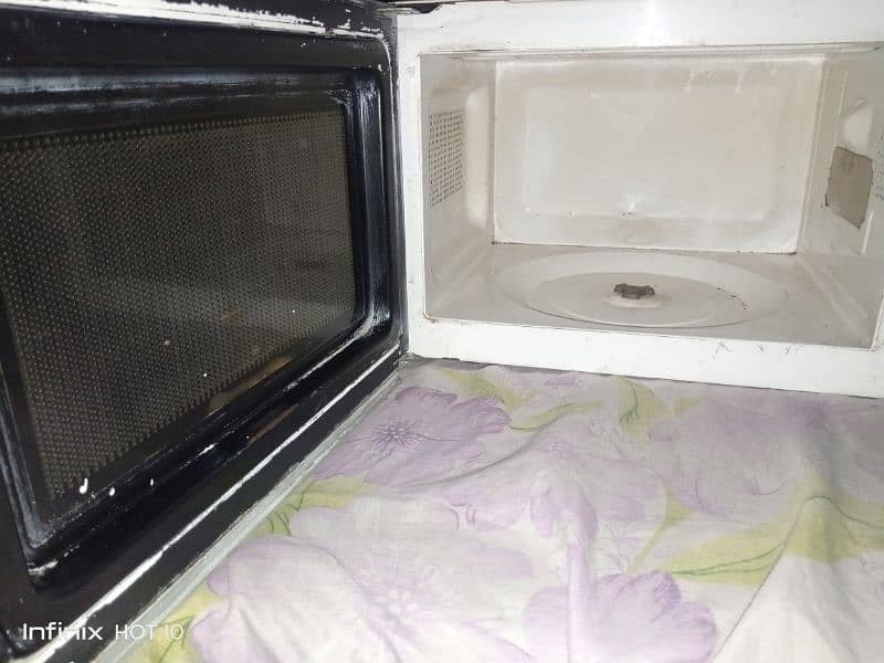 Dawlance microwave oven urgent for sale working well. 3