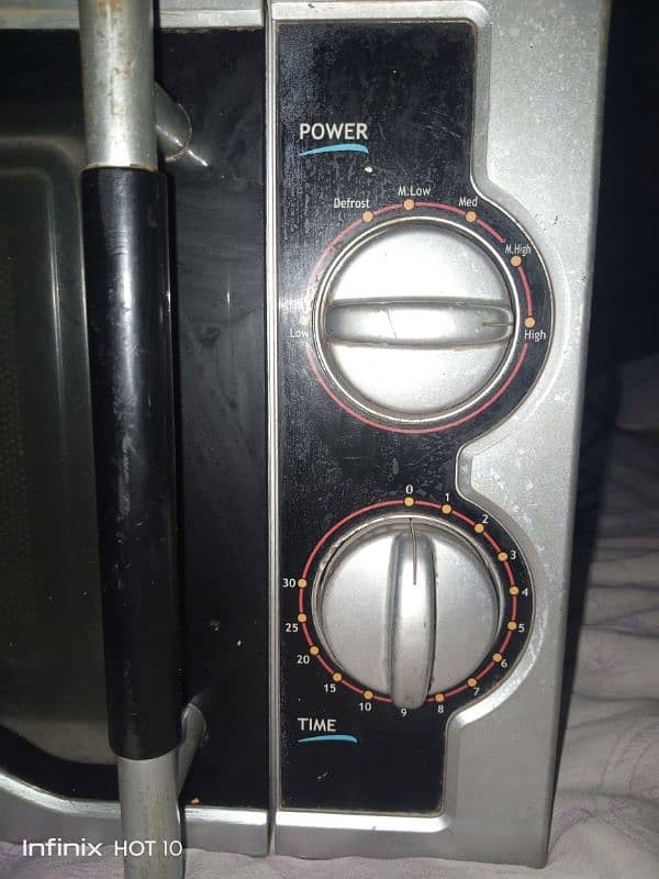 Dawlance microwave oven urgent for sale working well. 4