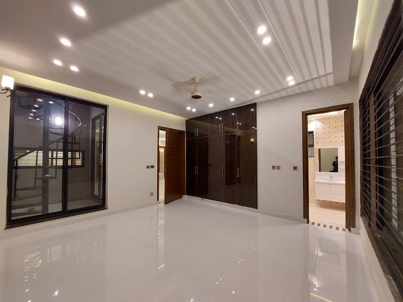 FOR RENT VERY REASON ABLE PRICE 10 MARLA UPPER PORTION K2 BLOCK WAPDA TOWN LAHORE 10