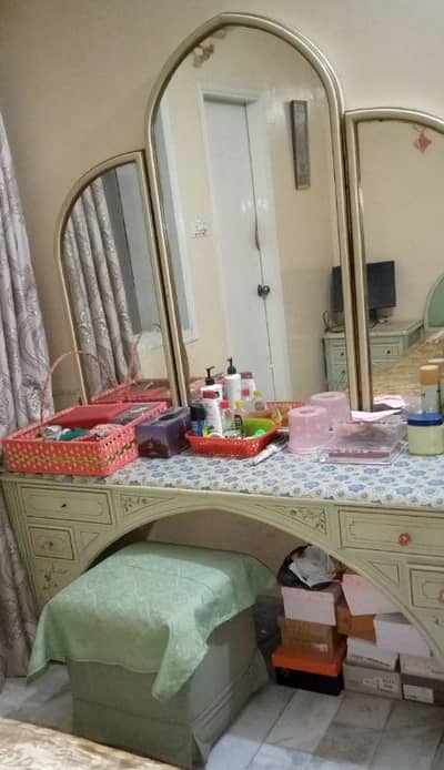 Dressing table