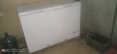 freezer 10 by 10 achi condition me he 3 month pely liya ta new