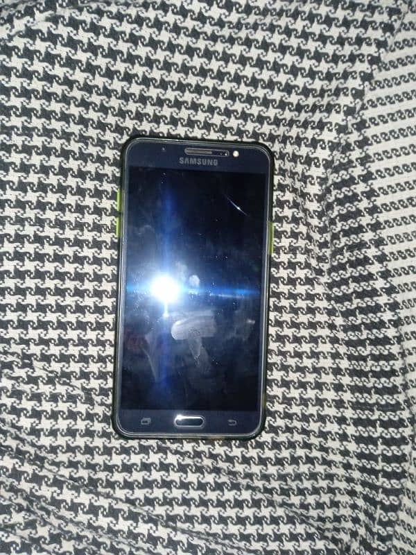 Samsung j7. . . . 10 0