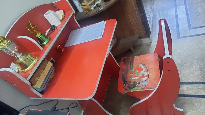 kids study table for sale in good condition. . . . 1