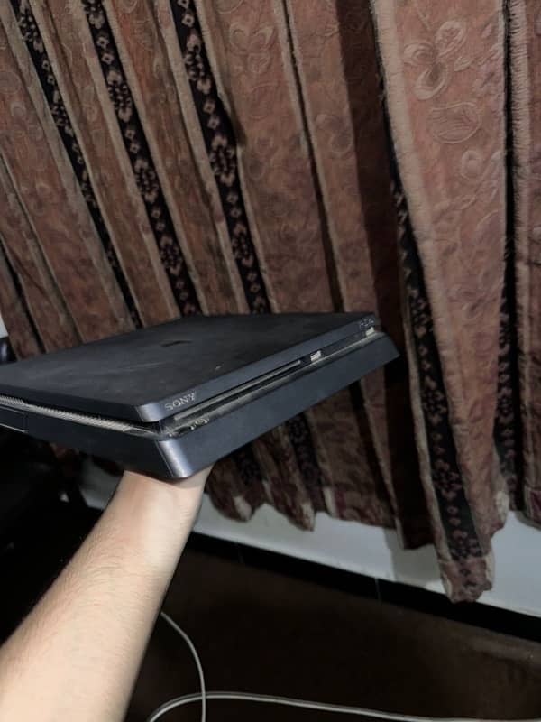 PS4 slim version 4