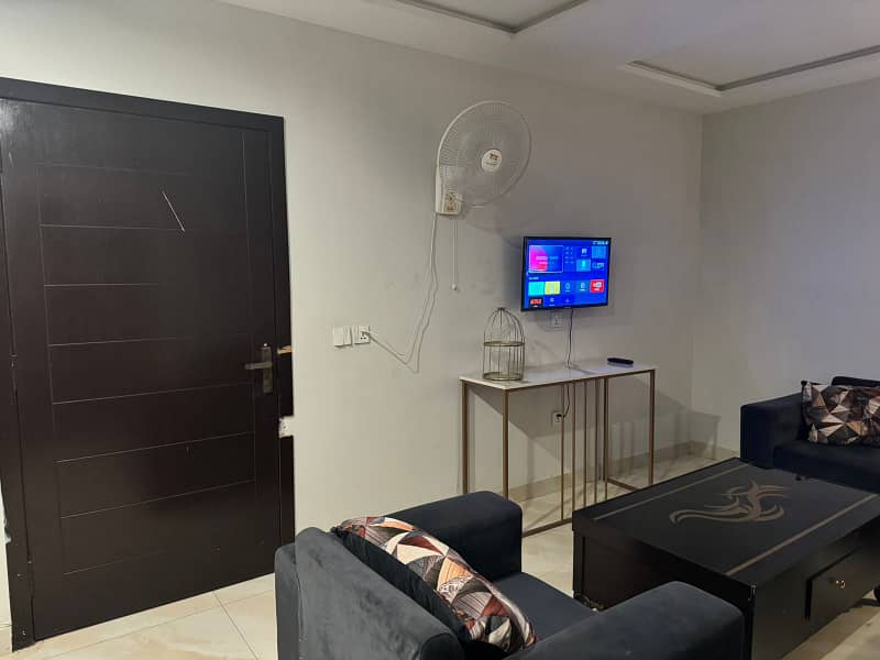 ONE BEDROOM FURNISHED DAILY BASIS APPARTMENT FOR RENT IN TALHA BLOCK SECTOR E BAHRIA TOWN LAHORE 3