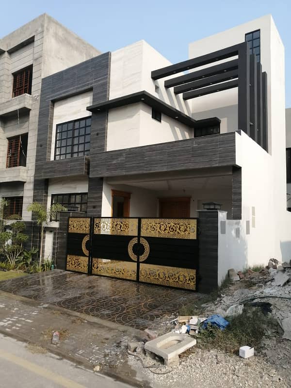 8 Marla House For Sale In Phase 1  Dream Gardens  Lahore 3