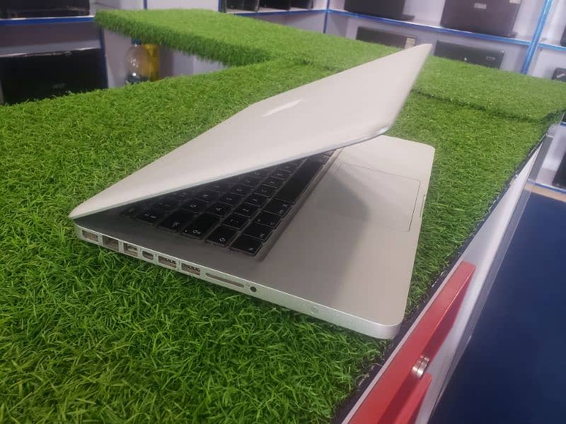 MacBook Pro Mid 2012  8GB Ram/128GB SSD Condition 10/10 0