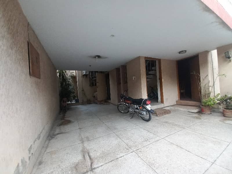 10 Marla Corner House Good Location Raza Block Allama Iqbal Town Lahore (Video Available) 14