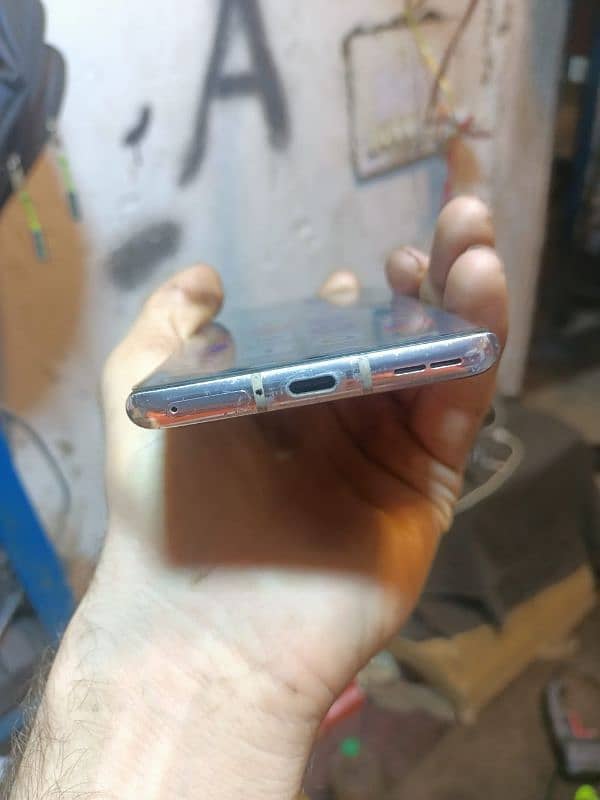 OnePlus8 screen par line hai minar se back new Dala gi ya orgina lgi h 1