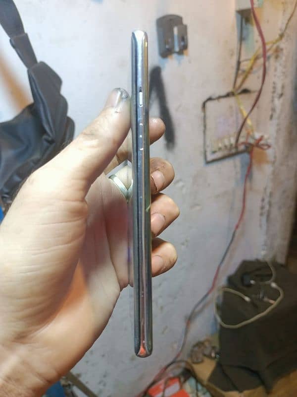 OnePlus8 screen par line hai minar se back new Dala gi ya orgina lgi h 3