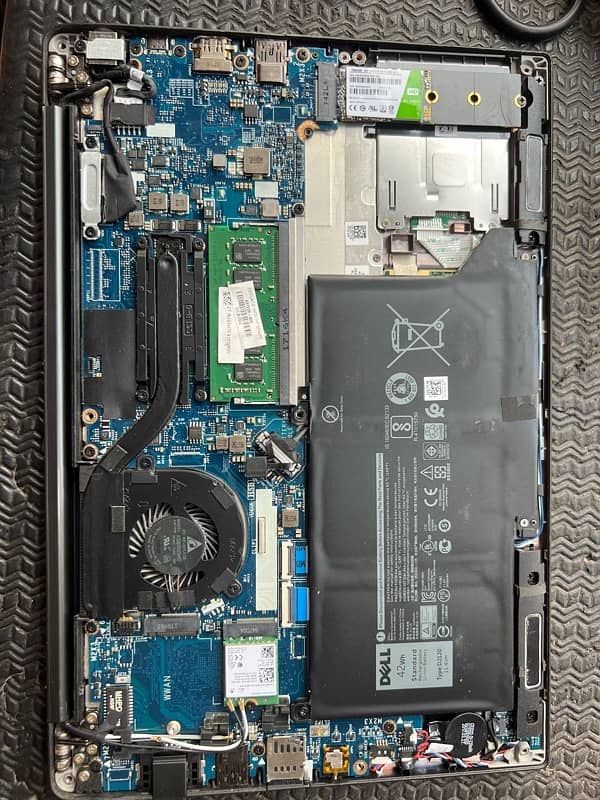 Dell Latitude 7820 i5 7th Gen 8/256 SSD 14