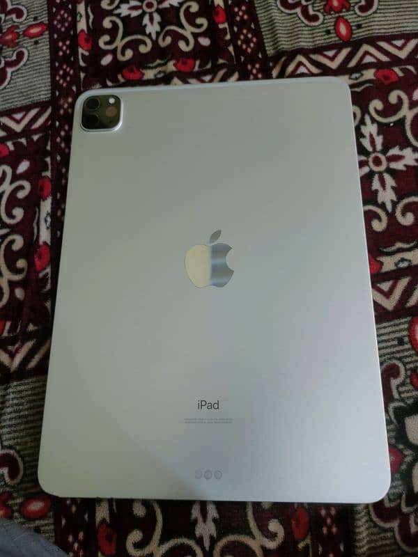 I m selling ipad 2020 pro 11 inch 7