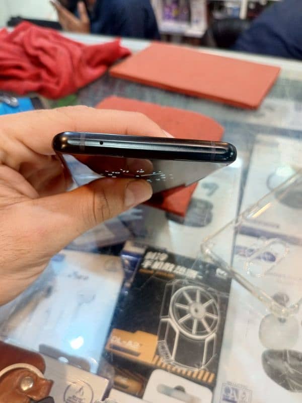 oneplus 8pro   8gb/128gb condition 10/10 4