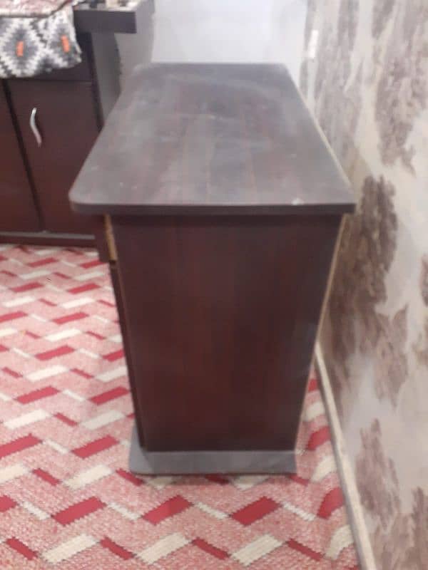 tv trolley available in good condition 0