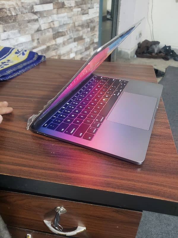 Apple Macbook Pro 2016 8GB Ram 256GB SSD 1