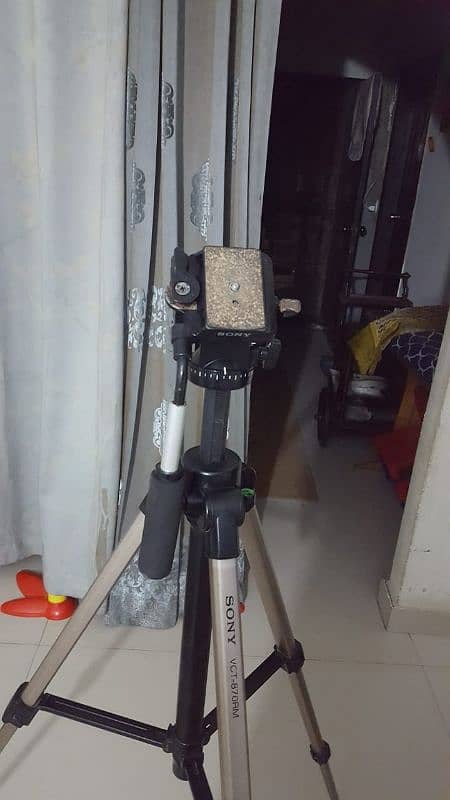 Sony VCT-870RM professional camera tripod for DSLR . Read Ad 2