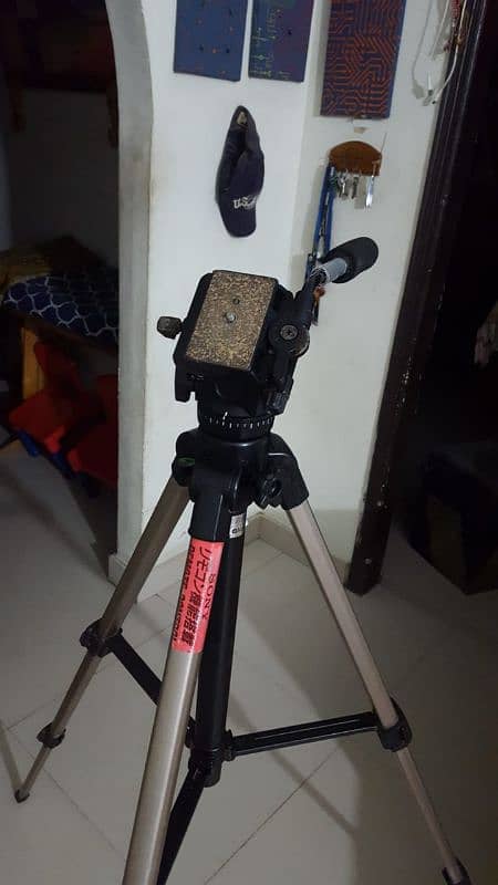 Sony VCT-870RM professional camera tripod for DSLR . Read Ad 3