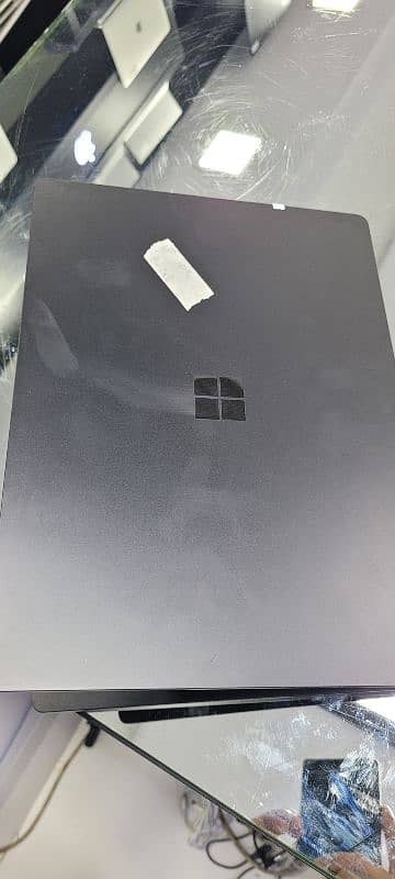 surface laptop 3 black aur gray colour mai hai 2