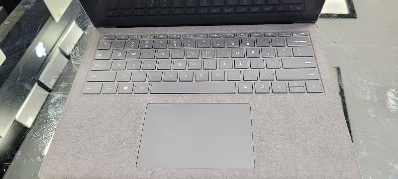 surface laptop 3 black aur gray colour mai hai 3