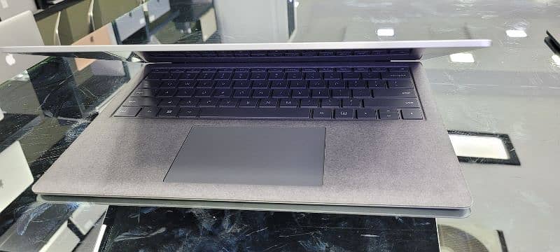 surface laptop 3 black aur gray colour mai hai 4