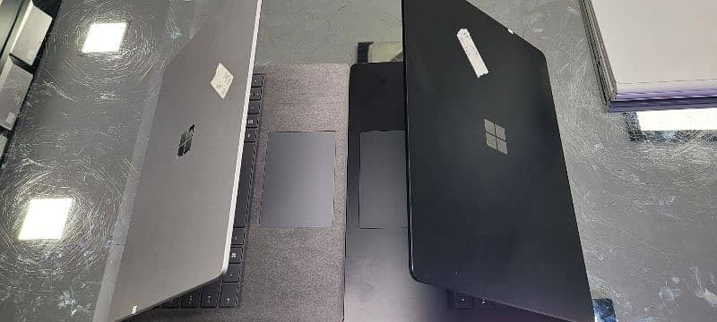 surface laptop 3 black aur gray colour mai hai 8