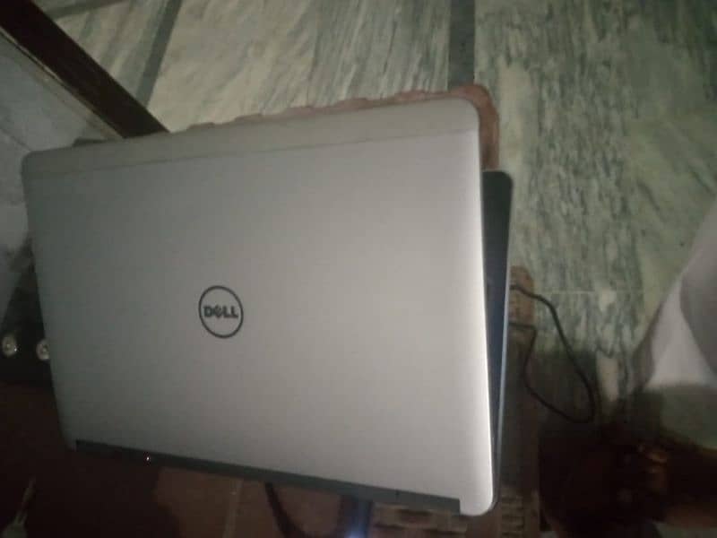 Dell latitude E7240 8 GB ram intel core i7 4 gen 256 ssd 3