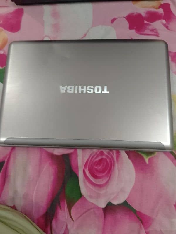 Toshiba laptop setlight, with Touch screen 8 GB RAM 570 GB HARD 1