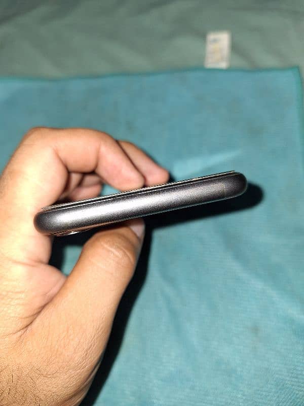 iPhone 11 64 GB JV Black 4