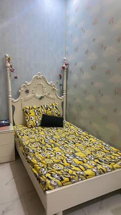 white single bed 0