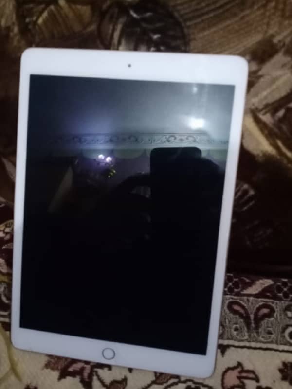 iPad 8 generation with box and charger for sale 0